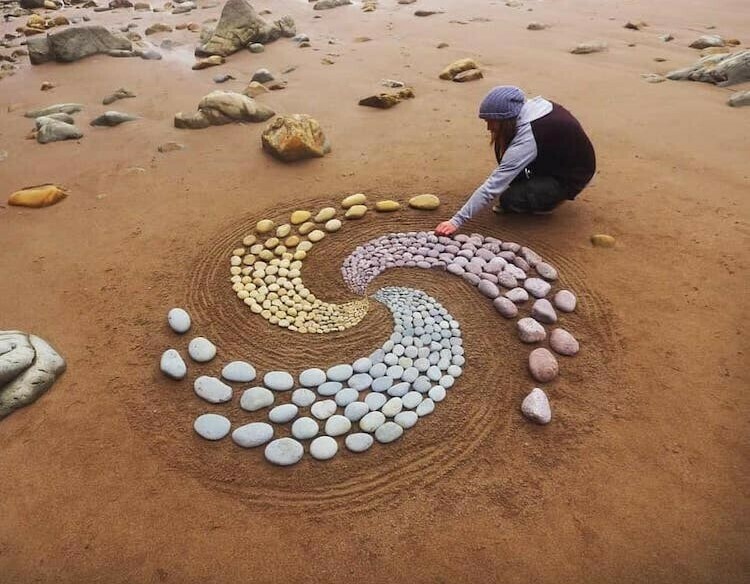  Un artista de Land Art creó impresionantes obras maestras usando solamente arena y piedras en su playa natal