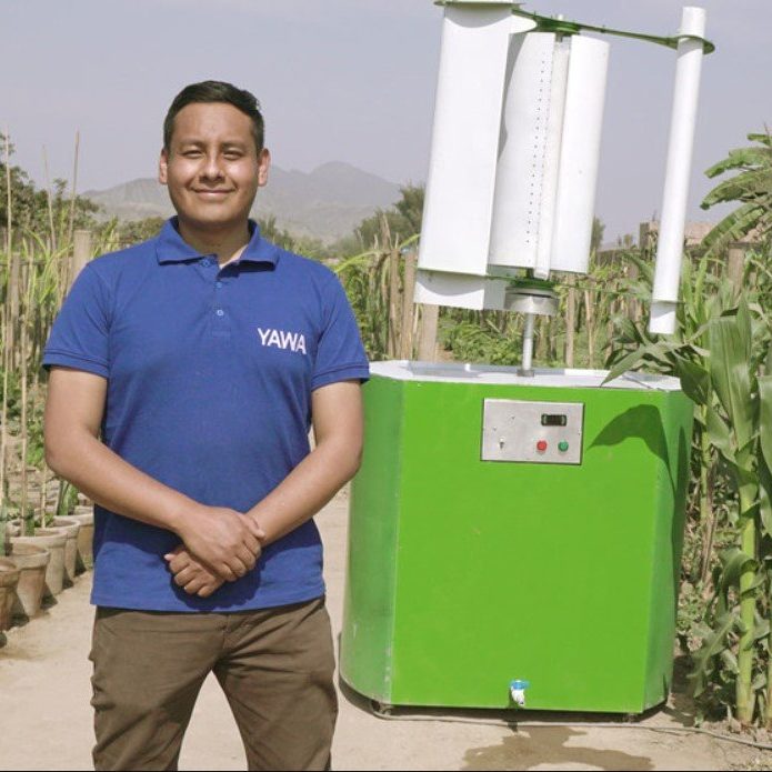 Este inventor peruano creó una máquina capaz de extraer agua del aire para cultivar en el desierto